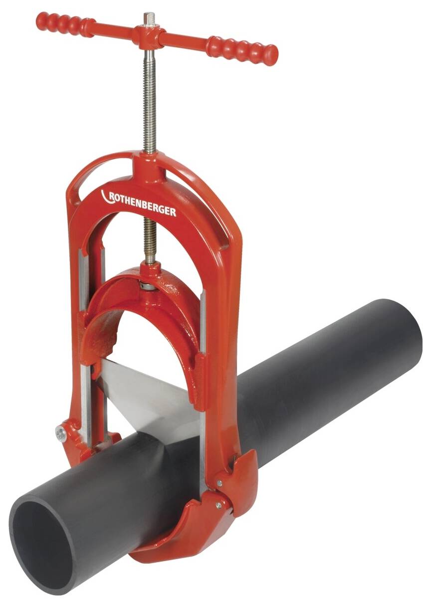 Imadło do rur trzymające czarną rurę, używane do zabezpieczania rur podczas cięcia lub gwintowania. Czerwone metalowe narzędzie z mechanizmem śrubowym do zaciskania.