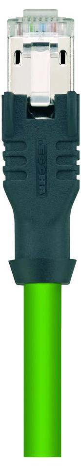 Zbliżenie zielonego kabla ethernetowego z metalowym złączem, używanego do przewodowych połączeń internetowych i sieci komputerowych.