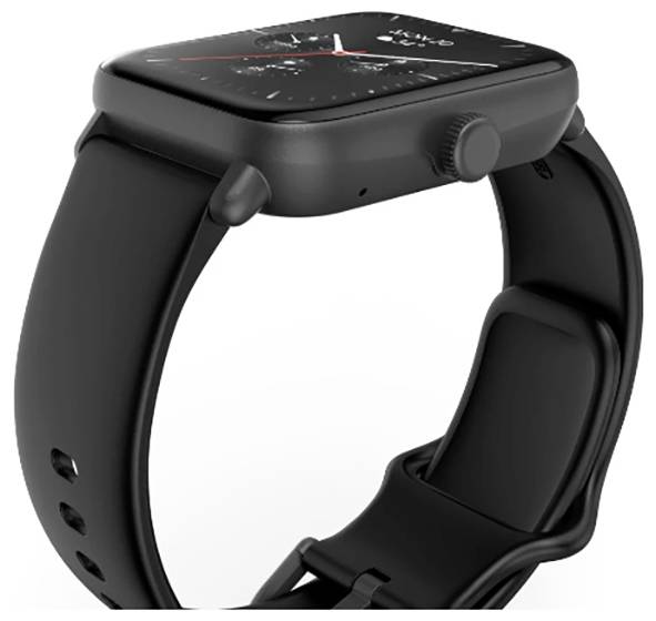 Czarny smartwatch z prostokątną tarczą, wyświetlający interfejs zegarka analogowego, z czarnym paskiem i przyciskiem sterowania z boku.