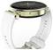 Smukły smartwatch ozdobiony złotą obwódką z białym paskiem, wyposażony w okrągły ekran dotykowy wyświetlający czas i ikony fitness, sfotografowany pod kątem bocznym.