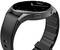 Smukły czarny smartwatch z okrągłą tarczą, charakteryzujący się minimalistycznym designem i jednym widocznym przyciskiem z boku, przedstawiony pod kątem.