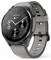 Smukły czarny smartwatch z okrągłą tarczą wyświetlającą datę, temperaturę oraz wskaźniki aktywności, takie jak liczba kroków i tętno na ekranie.