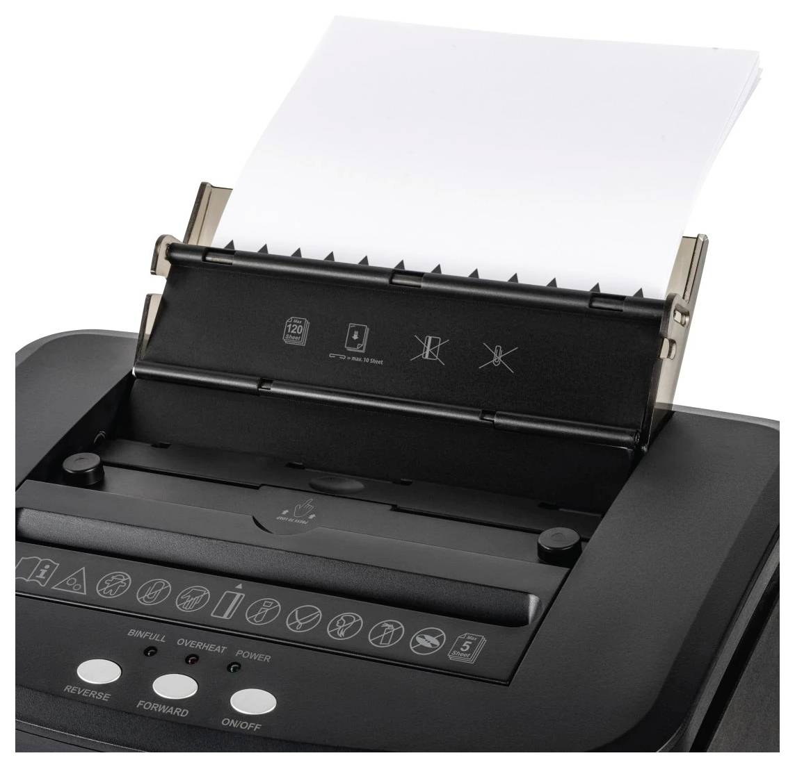 'Zbliżenie niszczarki w kolorze czarnym z ułożoną stosem białego papieru wsuwanego do urządzenia. Różne ikony wskazują funkcje i cechy niszczarki.'