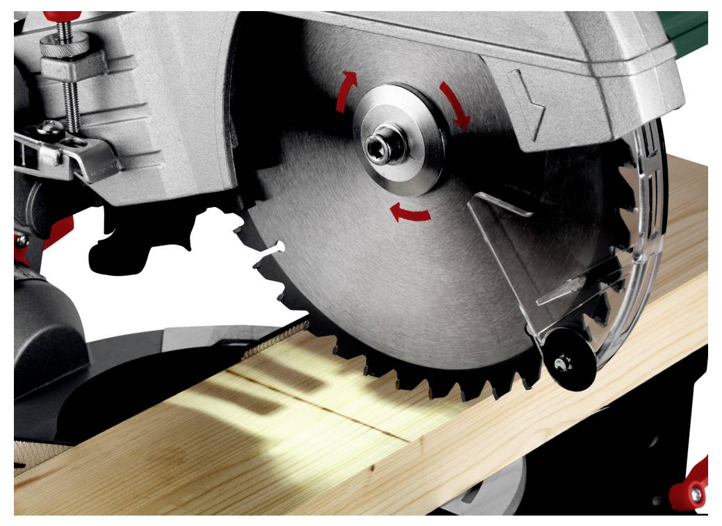 Piła tarczowa przecinająca drewnianą deskę, przedstawiająca ruch obrotowy za pomocą czerwonych strzałek, podkreślająca użycie elektronarzędzia.
