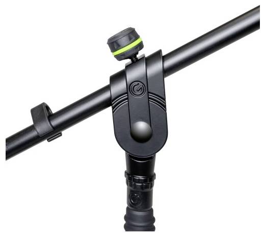 Zbliżenie przegubowego złącza statywu mikrofonowego, prezentujące elegancki czarny design z zielonym pokrętłem regulacyjnym do dokręcania.