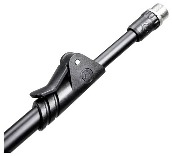 Zbliżony obraz czarnej dyszy natryskowej z zaworem odcinającym i gwintem połączeniowym na końcu, używanej do węży ogrodowych lub myjek ciśnieniowych.