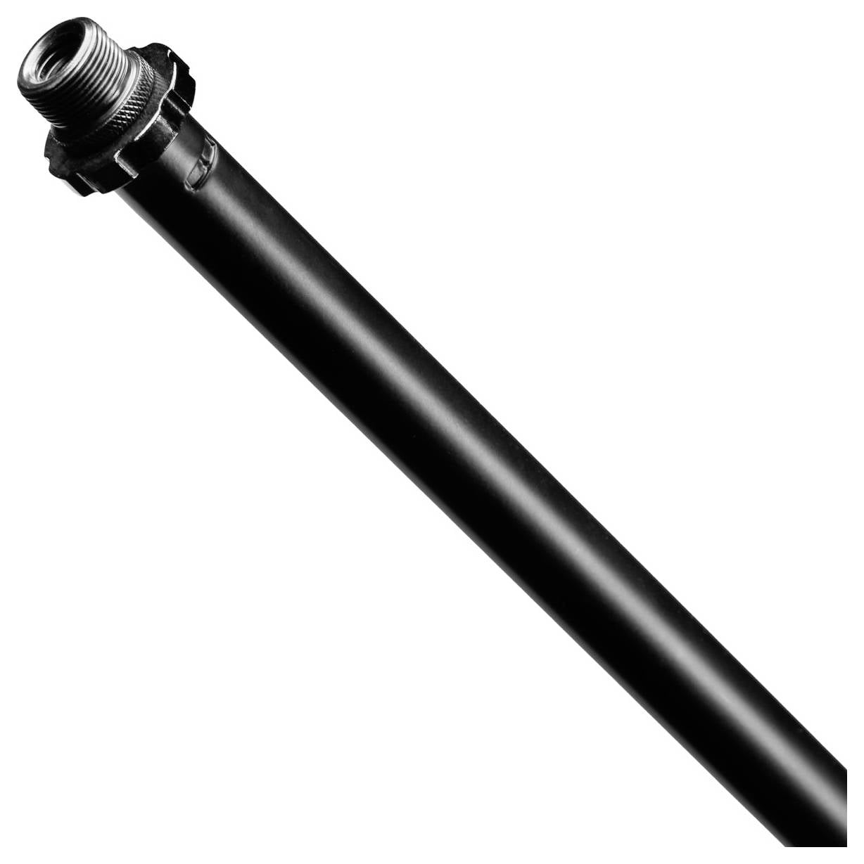 Czarny metalowy przewód rurowy z gwintowanymi końcówkami, ułożony pod skosem, używany do instalacji wodociągowych lub gazowych, na białym tle.