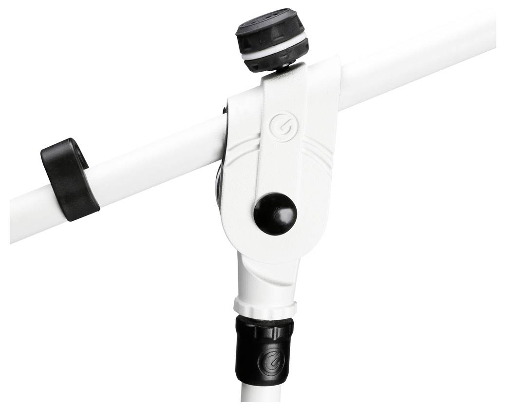 Zbliżenie białego, regulowanego zacisku na statywie, z czarnym pokrętłem do dokręcania.