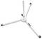 Biały statyw na trzech równomiernie rozstawionych nogach, widziany z góry. Każda noga zakończona jest czarną gumową nasadką, a jedna z nóg posiada firmową etykietę.
