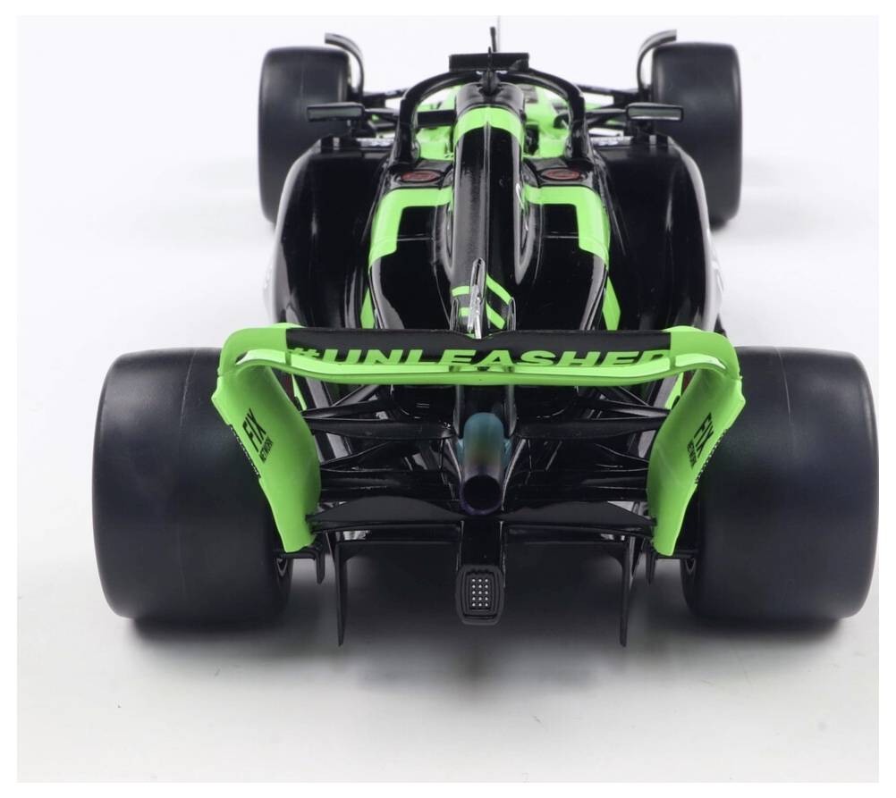 Widok z tyłu modelu czarno-zielonego samochodu wyścigowego z napisem 'MiniLeashed' na tylnym skrzydle, prezentujący jego aerodynamiczną budowę.