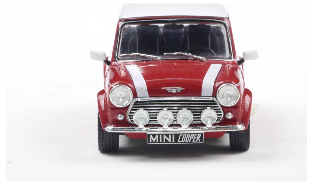 Model samochodu Mini Cooper w kolorze czerwonym, widziany od przodu, z charakterystycznymi białymi pasami wyścigowymi i rzędem świateł przeciwmgielnych.