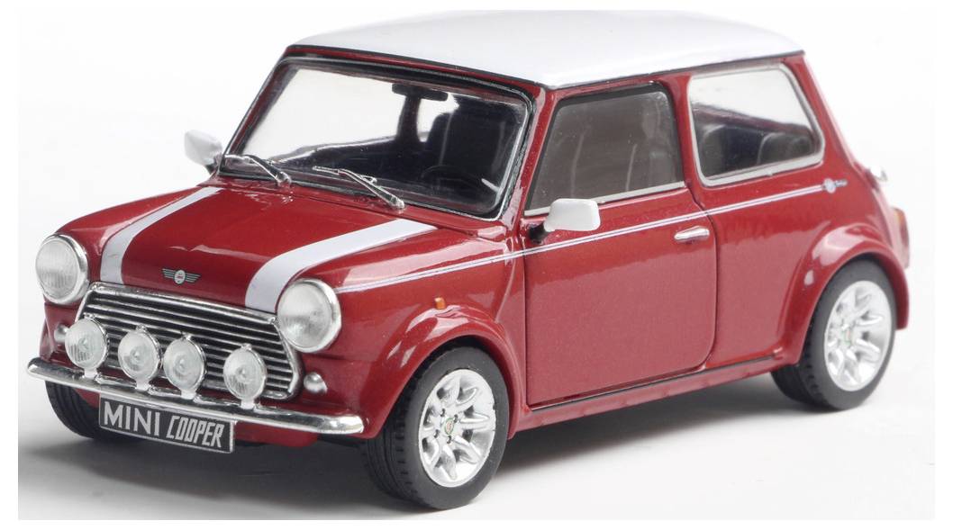 Klasyczny czerwony Mini Cooper z białymi paskami wyścigowymi na masce jest zaparkowany, prezentując swój retro design i kompaktowy rozmiar.