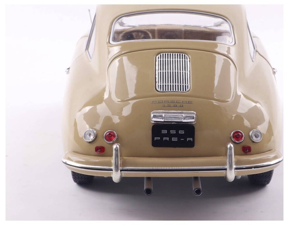 Widok z tyłu zabytkowego, beżowego Porsche 356 Pre-A, prezentujący klasyczny design i chromowane detale pojazdu.