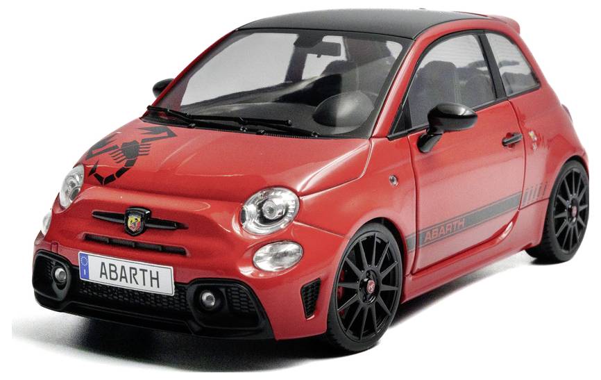 Czerwony model samochodu Abarth z matową, czarną naklejką w kształcie skorpiona na masce, czarnymi kołami i tablicą rejestracyjną 'ABARTH', widziany od przodu-lewej strony.