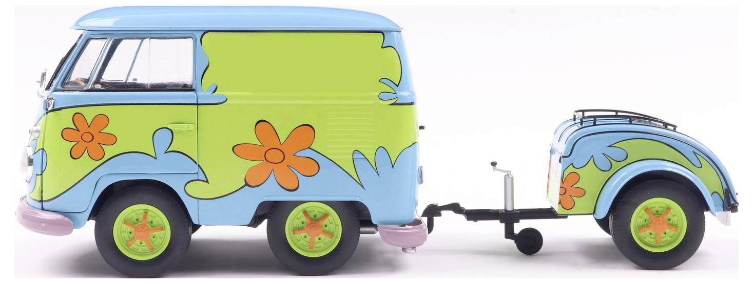 Kolorowy van z retro kwiatami i pasująca przyczepą, oba w zielonych, niebieskich i pomarańczowych wzorach, przypominające vintage.