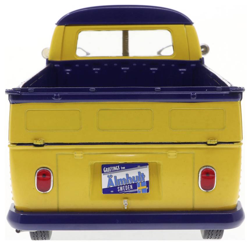 Zabytkowy żółty model samochodu pick-up widziany z tyłu, z tablicą rejestracyjną z Szwecji z napisem "Pozdrowienia z Älmhult, Szwecja".
