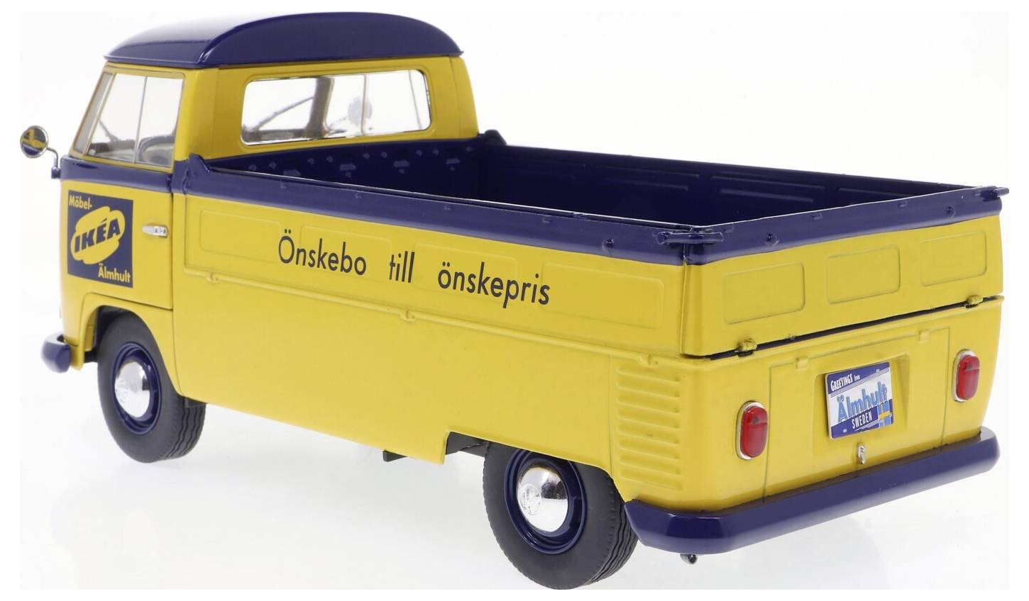 Zabytkowy model pickupa w kolorach żółtym i niebieskim z logo IKEA, z napisem 'Önske bo till önskepris' na boku.