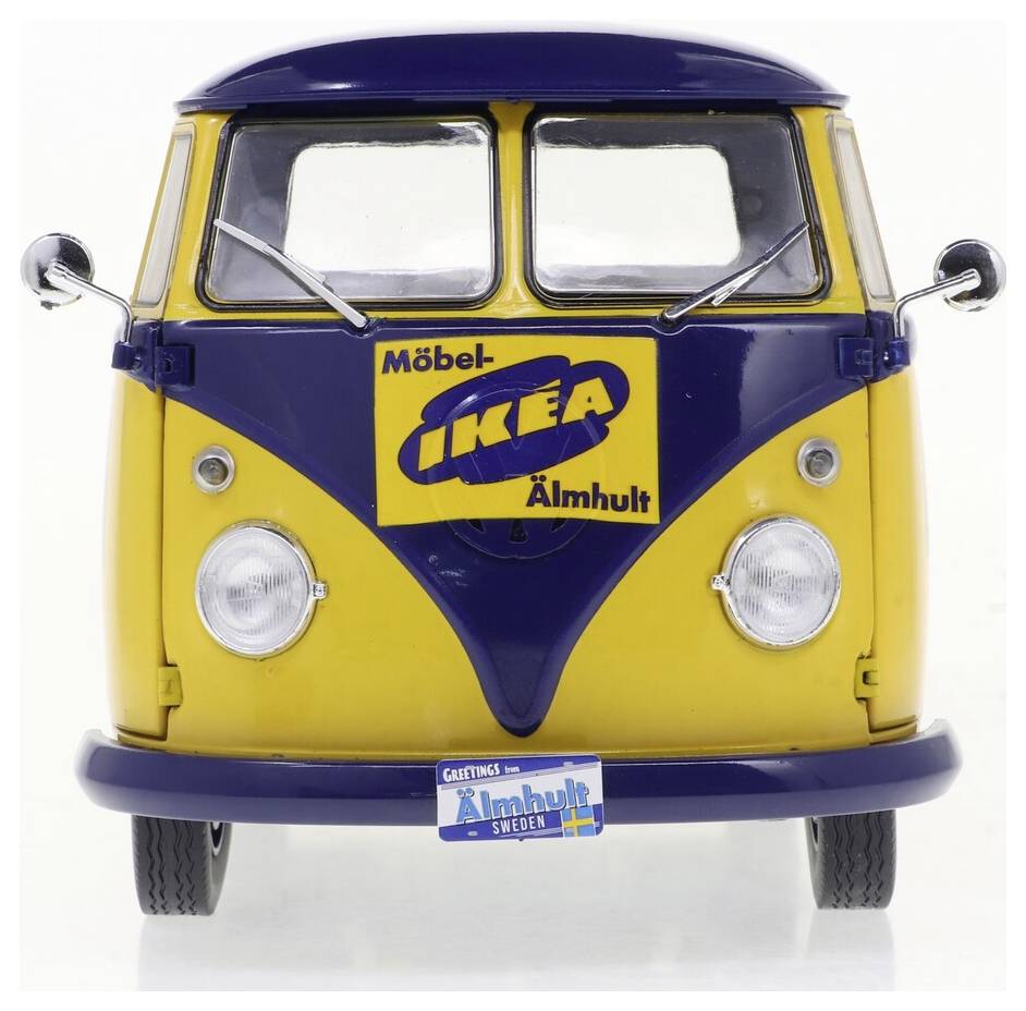 Zabytkowy żółto-niebieski van Volkswagena z oznakowaniem 'IKEA Älmhult' na przedniej części, prezentujący historyczne korzenie IKEA w Szwecji.