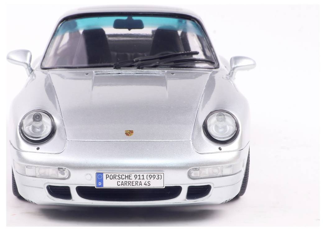 Srebrny model samochodu Porsche 911 Carrera 4S widziany od przodu, prezentujący jego elegancką sylwetkę i charakterystyczne reflektory.