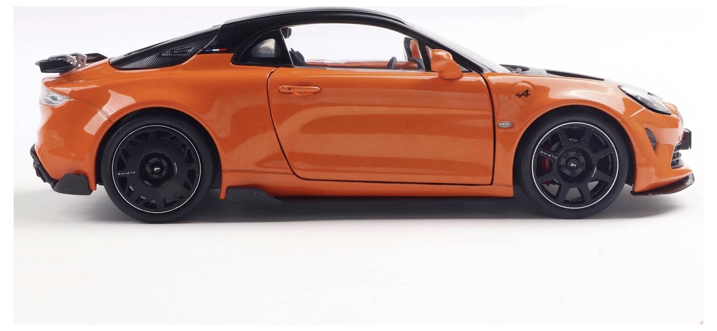 Zdjęcie pomarańczowego samochodu sportowego z czarnym dachem i kołami, ukazanego z boku na białym tle.