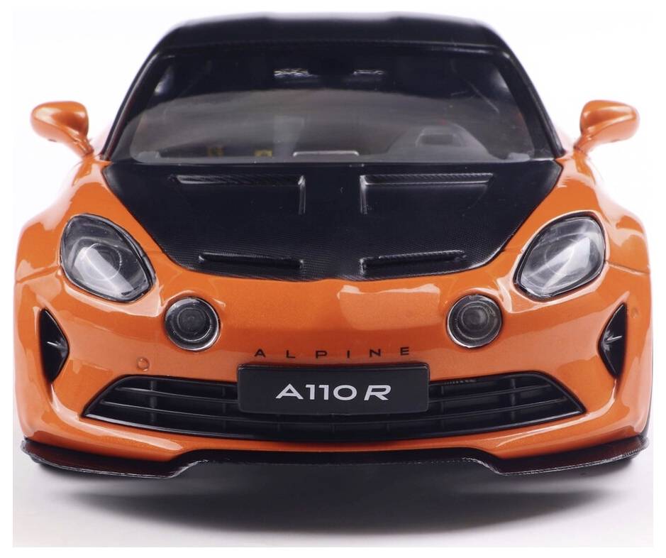 Pomarańczowy samochód sportowy o opływowej sylwetce, widziany z przodu, z wyrazistymi reflektorami i czarną maską, oznaczony etykietą 'A110 R'.