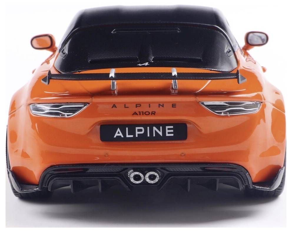 Jaskrawopomarańczowy samochód sportowy z czarnym dachem i spojlerem, widziany od tyłu. Na tylnej części nadwozia widoczna jest nazwa modelu 'ALPINE A110R'.