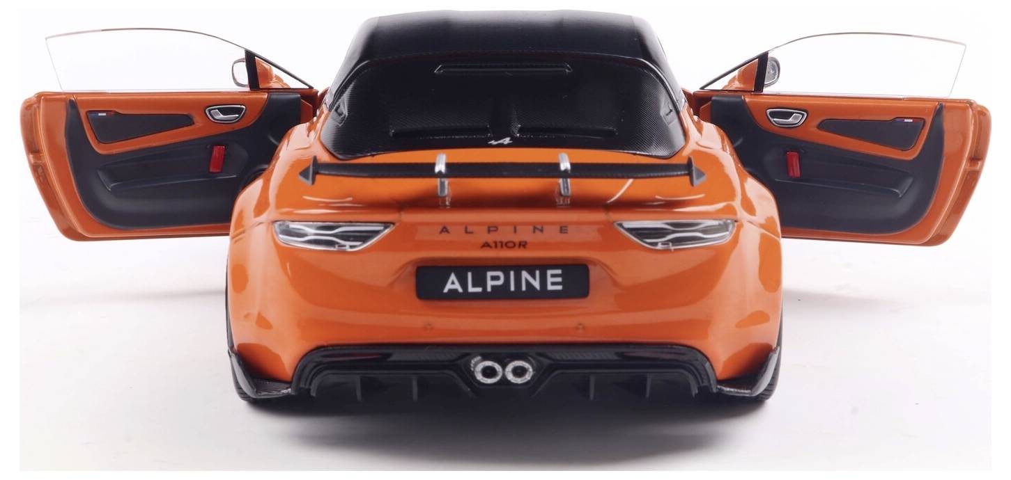 Pomarańczowy samochód sportowy z otwartymi obydwoma drzwiami prezentuje swoje czarne wnętrze. Na tylnej części samochodu widnieje logo 'Alpine' z podwójnymi końcówkami wydechowymi.