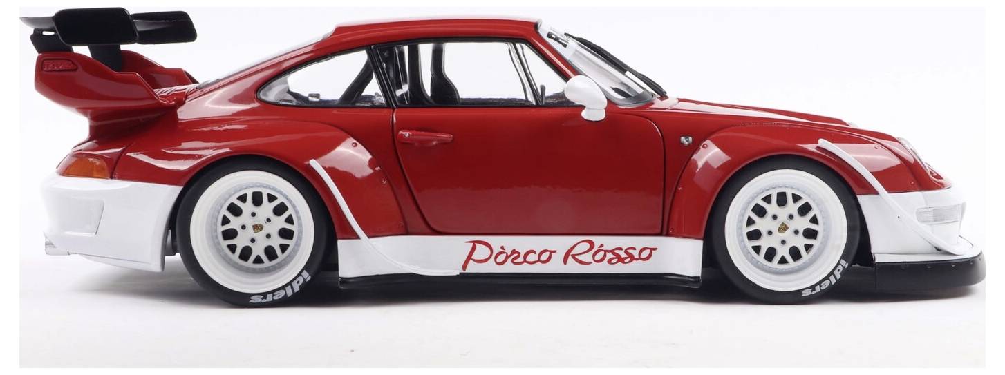 Czerwony i biały samochód wyścigowy z napisem 'Porco Rosso' na boku, wyposażony w duży tylni spojler i sportową stylistykę, widziany z boku.