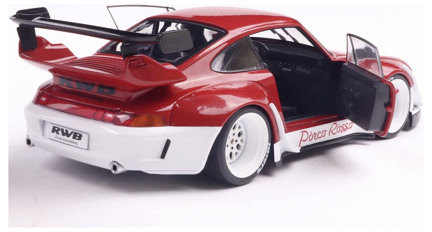 Czerwony i biały samochód sportowy z otwartymi drzwiami po stronie kierowcy, prezentujący smukłą sylwetkę i wyrazisty tylny spoiler.