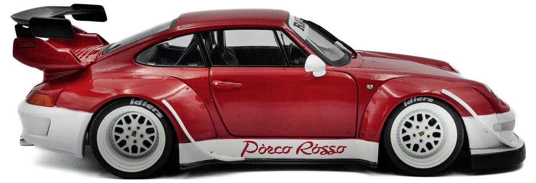 Czerwony samochód sportowy z szerokim bodykit-em, dużym tylnym skrzydłem i napisem 'Porco Rosso' na boku. Otoczenie jest proste, koncentrujące się wyłącznie na samochodzie.