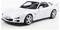 Biały model samochodu sportowego, przypominający klasyczny design, widziany z przedniego boku, eksponujący jego smukłe linie i sportowe cechy.