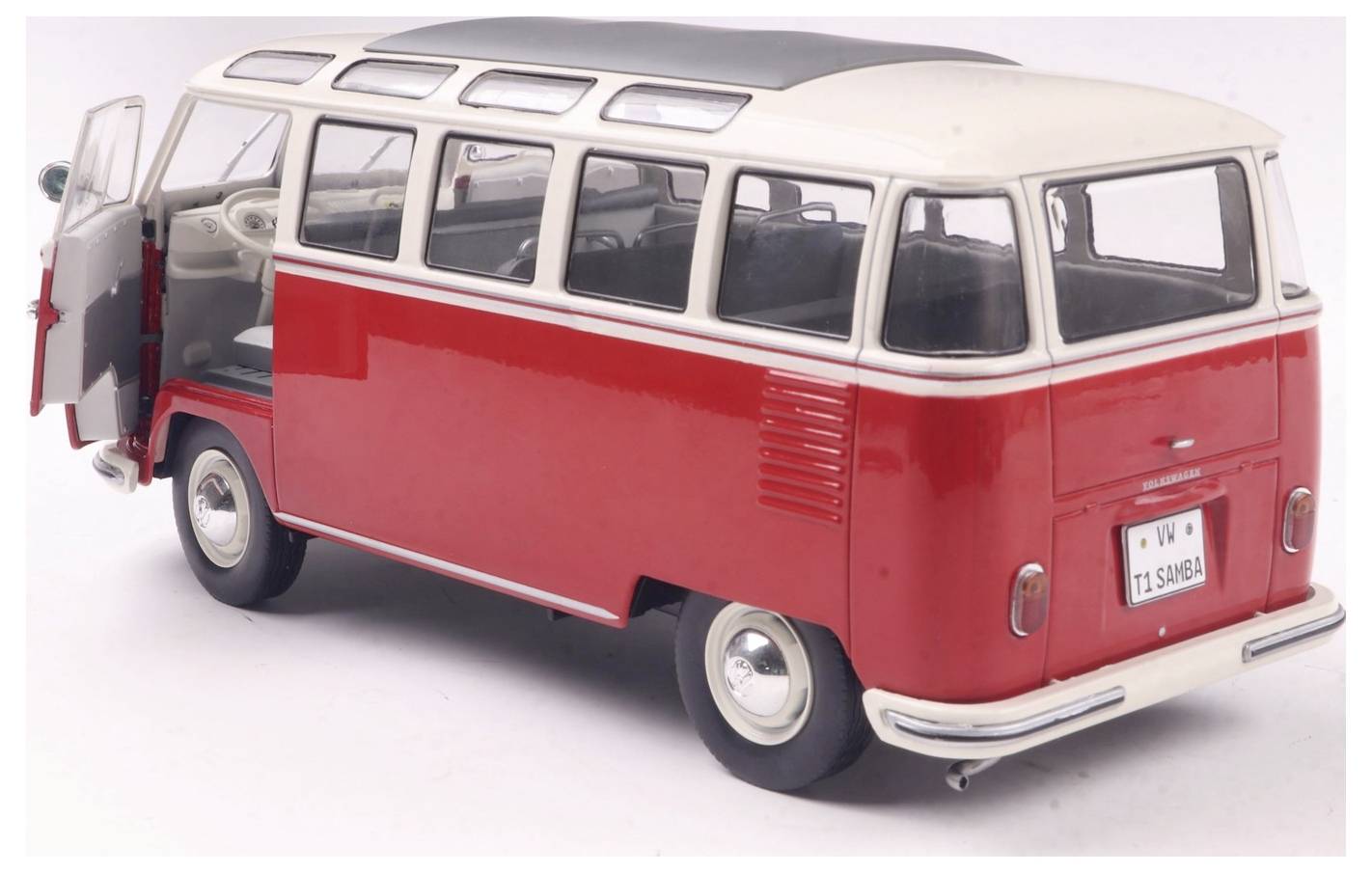 Zabytkowy czerwono-biały van z otwartymi drzwiami, prezentujący klasyczny styl lat 60.