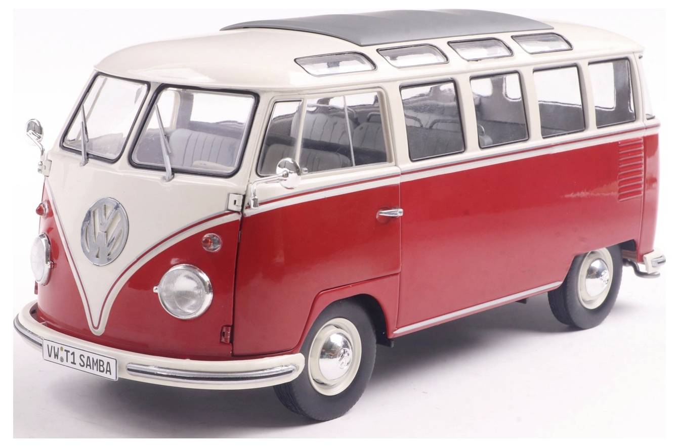Zabytkowy, czerwono-biały volkswagen T1 Samba van, wyposażony w dzielną przednią szybę i liczne okna, jest przedstawiony pod kątem z boku.