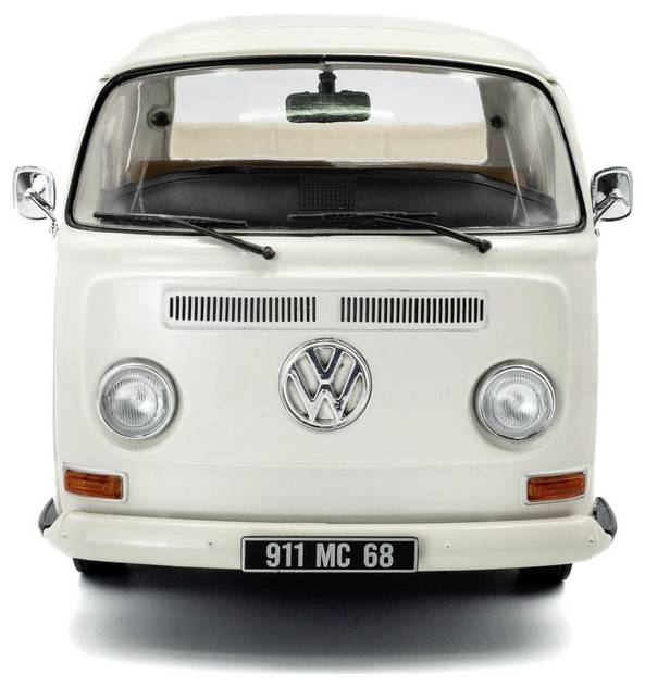 Klasyczny biały van Volkswagena, widok z przodu, o vintage'owym wyglądzie. Tablica rejestracyjna zawiera napis '911 MC 68'.
