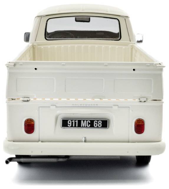 Widok z tyłu białej zabytkowej ciężarówki pickup z otwartą przestrzenią ładunkową, widoczna tablica rejestracyjna z numerem '911 MC 68'.