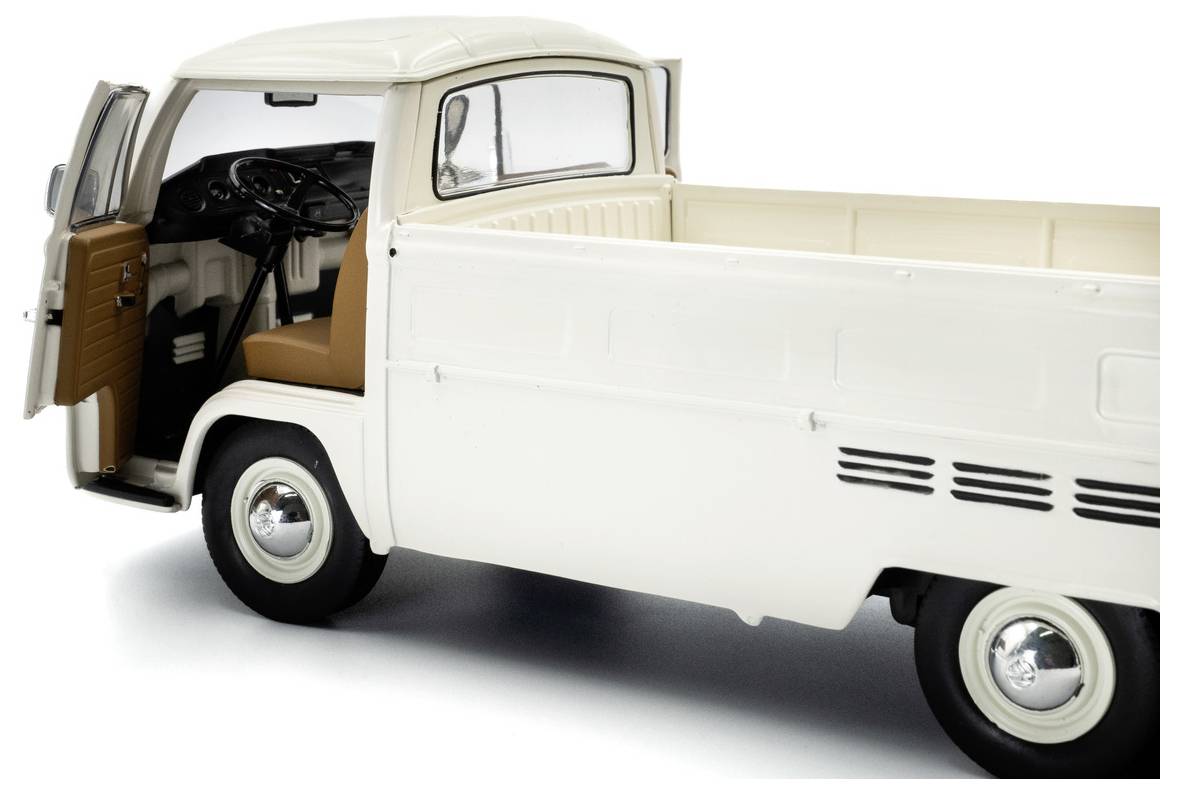 Biały zabytkowy model samochodu pickup z otwartymi drzwiami, prezentujący klasiczne wnętrze. Pojazd charakteryzuje się prostą, retro stylistyką.