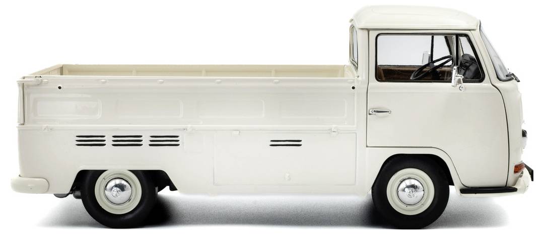 Widok z boku zabytkowej, białej ciężarówki pick-up z płaską platformą ładunkową.