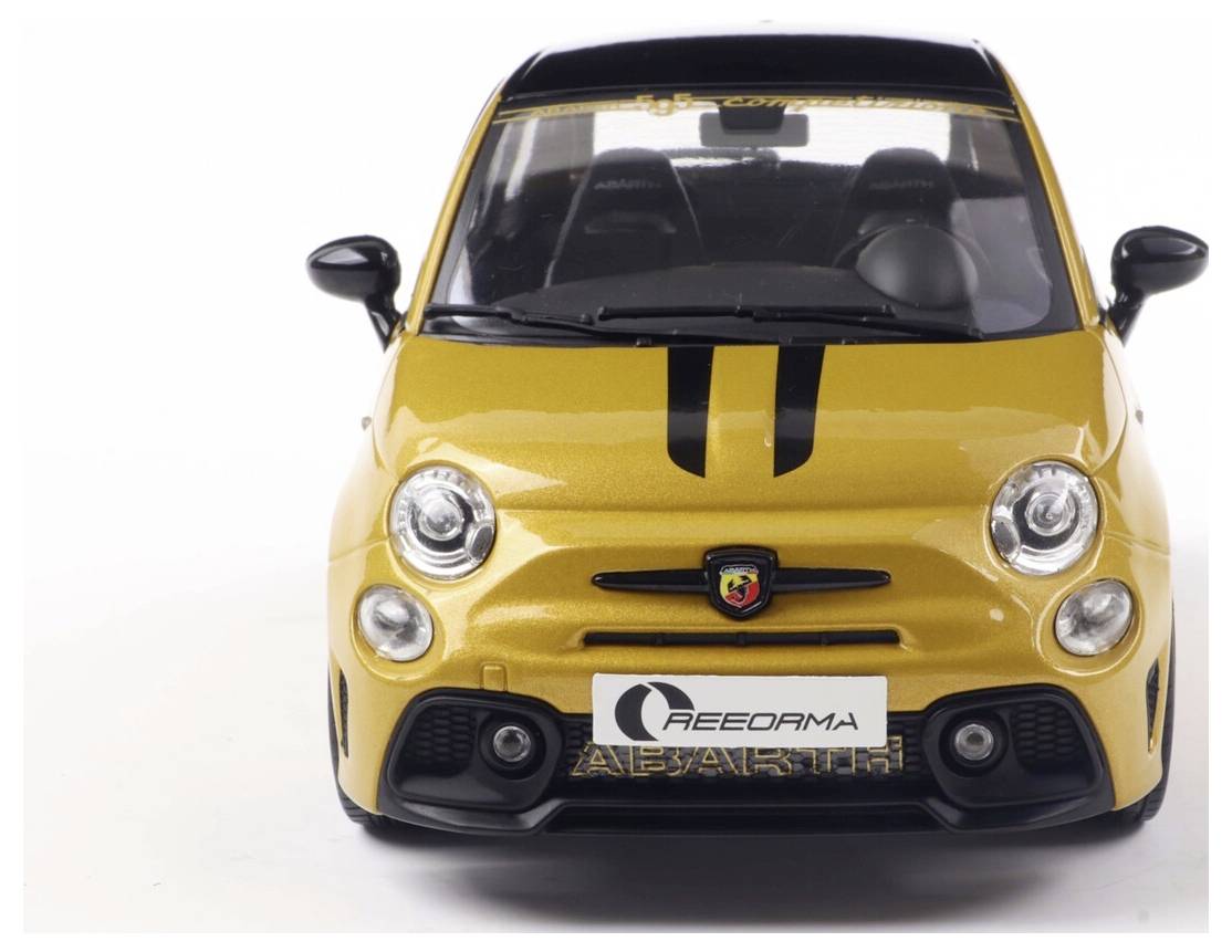 Złoty miniaturowy model samochodu z czarnymi paskami wyścigowymi i logo Abarth z przodu. Pojazd posiada charakterystyczny, sportowy design.