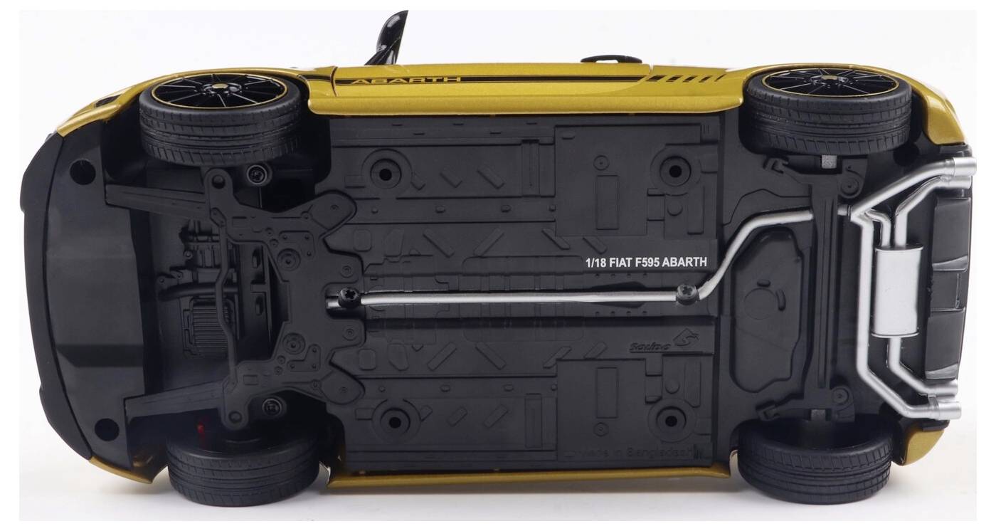 Model zabawkowy żółtego samochodu widziany od spodu, prezentujący szczegółowe systemy wydechowe i zawieszenia, oznaczony etykietą '1/18 FIAT F595 ABARTH'.
