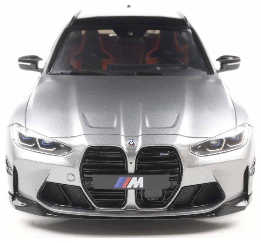 Srebrny samochód sportowy z wyrazistym przednim grillem i opływową sylwetką, widziany z przodu. We wnętrzu dominują czerwone akcenty.