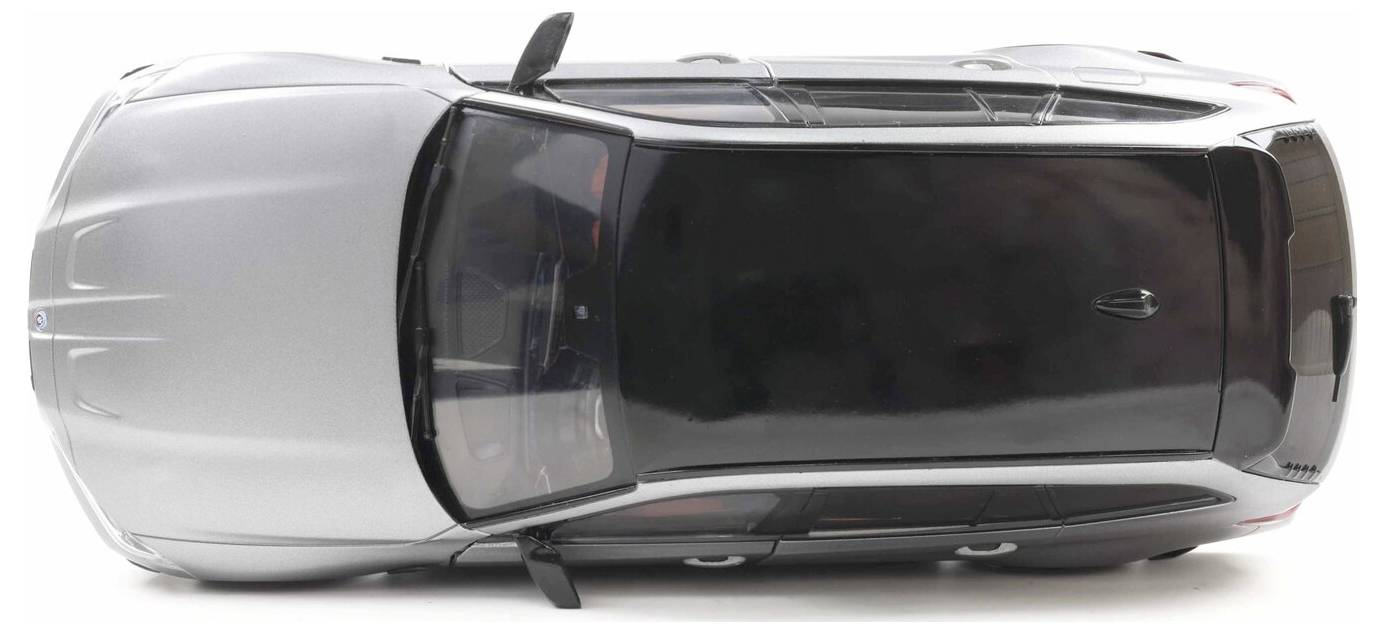 Widok z góry srebrnego samochodu z otwartym szyberdachem i widocznymi lusterkami bocznymi. Obraz prezentuje dach, szyby i ogólny kształt pojazdu.