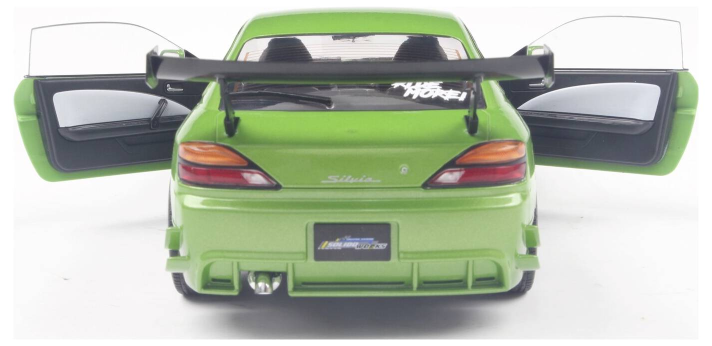 Jaskrawozielony samochód sportowy widziany od tyłu z otwartymi drzwiami i dużym skrzydłem tylnym.