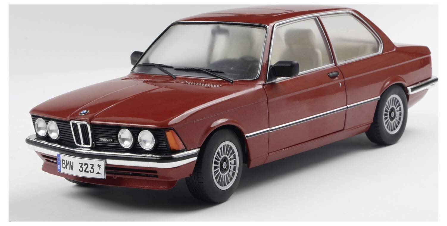 Klasyczny czerwony model samochodu z logo BMW i tablicą rejestracyjną 'BMW 323', prezentujący retro design i charakterystyczne cechy.