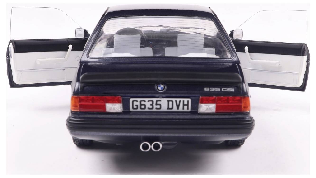 Model czarnego BMW 635 CSi z otwartymi drzwiami, eksponujący tylną tablicę rejestracyjną 'G635 DVH'.