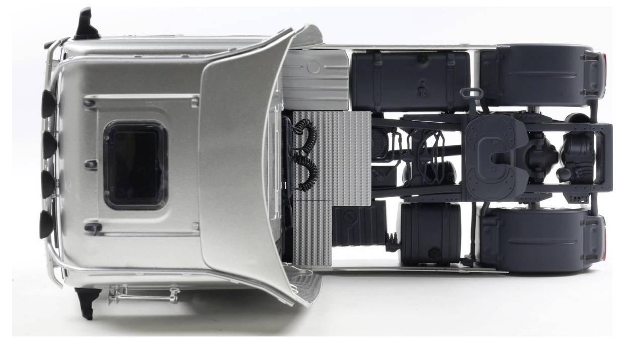 Widok z góry szczegółowego modelu ciężarówki ukazujący kabinę, silnik i podwozie, podkreślający elementy strukturalne i rozmieszczenie mechanizmów.