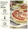 Pizza jest pokrywana serem na tle. Tekst na obrazku: 'Przynieś pizzerię do domu', 'Neapolitańska pizza gotowa w 5 minut', informacje o piekarniku.