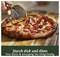 Świeża pizza jest krojona za pomocą krajalnicy na drewnianej desce. Na dole widnieje slogan 'Przez całe życie'.