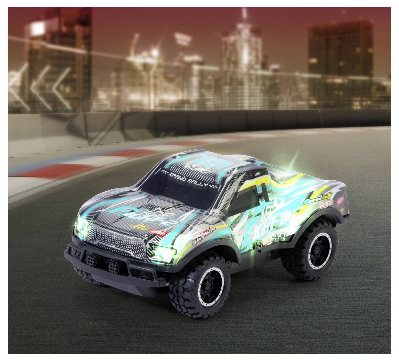 Zabawkowa monster truck z jarzmowymi światłami mknie po torze na dachu, w tle rozmyta panorama miasta o zmierzchu, prezentując swoją dynamiczną sylwetkę.