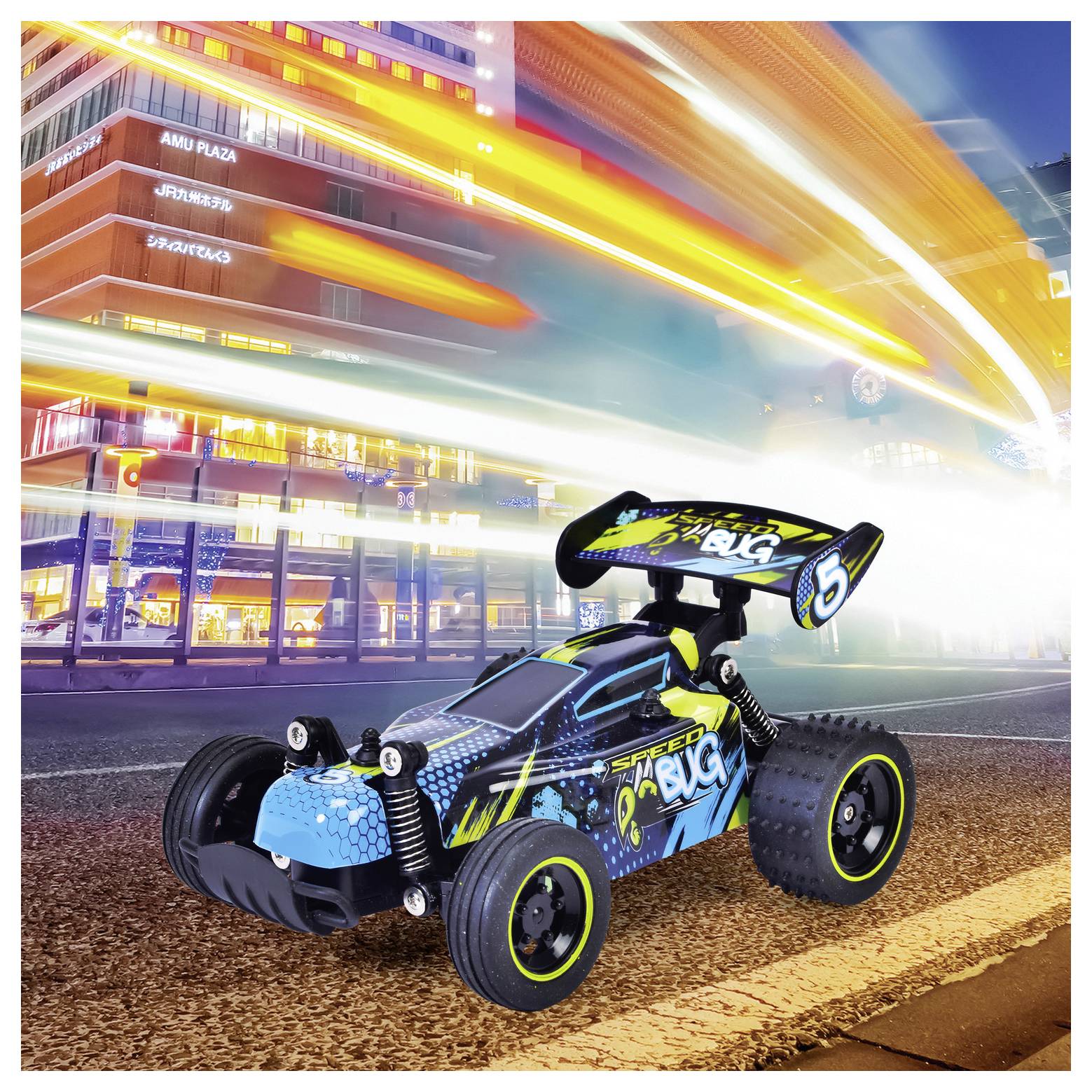 Niebieska zabawkowa wyścigówka z naklejkami i numerem 5, pędząca nocną ulicą miasta, z smugami świetlnymi rozświetlającymi budynki.