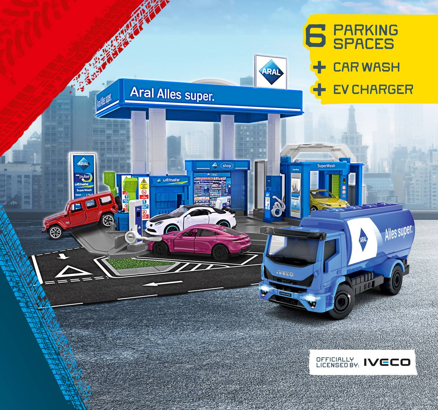 Zestaw zabawkowy składający się ze stacji paliw w kolorze niebieskim z oznakowaniem 'Aral Alles super', sześcioma miejscami parkingowymi, zabawkowymi samochodami oraz niebieską ciężarówką.